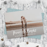 Cartes Pour Fêtes Annuelles Script de typographie moderne bluephoto Noël<br><div class="desc">Joyeuse et brillante carte moderne de noël photo. Design moderne de vacances en noir et blanc. Texte de script avec un bord moderne. Pneuka à pois peint à la main,  dossier rustique. Modifiez la couleur du dossier pour customiser.</div>