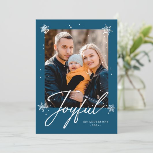 Cartes Pour Fêtes Annuelles Script Joyeux moderne Blue Winter Snowflakes Photo (Debout devant)