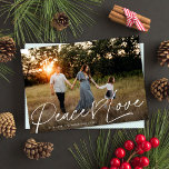 Cartes Pour Fêtes Annuelles Script moderne Paix Coeur Amour Noël Une photo<br><div class="desc">Ce carte photo de vacances sucré dispose d'une photo horizontale à fond de sang avec le salut "Peace Love". Cette conception s'adapte à une photo horizontale. TOUTES les couleurs sont entièrement personnalisables, y compris l'accueil et le coeur - il suffit de cliquer sur "modifier en utilisant l'outil de design" dans...</div>