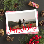 Cartes Pour Fêtes Annuelles Script rouge moderne Noël une photo<br><div class="desc">Ce carte photo de vacances moderne mais élégant dispose d'une seule photo horizontale sur un arrière - plan blanc classique, et d'un accueil en écriture rouge qui dit "Joyeuses fêtes". Cette conception s'adapte à une seule photo horizontale à l'avant. Le dos de la carte est un motif à rayures rouge...</div>
