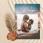 Cartes Pour Fêtes Annuelles Seas et salutations Beach Sunset Painting Photo<br><div class="desc">Ces beaux cartes photos de vacances disposent d'un tableau de coucher de soleil sur la plage de l'arrière - plan et d'une modèle photo rectangulaire (presque carré). La typographie moderne et élégante dit : "Mer & salutations." Facile à personnaliser. Le dos est bleu turquoise foncé - Laisser tel quel ou...</div>