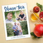 Cartes Pour Fêtes Annuelles Shana Tova Rosh Hashanah photo de vacances multiph<br><div class="desc">Ce carte photo moderne Rosh Hashanah dispose d'un arrière - plan blanc simple avec script de calligraphie moderne en bleu. Le message d'accueil sur le devant dit "Shana Tova". Il peut accueillir trois photos (deux carrés et une horizontale). À l'arrière, il y a un arrière - plan bleu de coordination...</div>