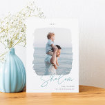 Cartes Pour Fêtes Annuelles Signature brossée | Hanoukka Photo<br><div class="desc">Un carte photo élégant et moderne pour vos salutations Hanoukka 2021, avec une seule photo verticale ou portrait dans un cadre unique peint brossé. "Shalom" apparaît sous le script écrit à la main, avec votre salutation de vacances personnalisée (avec "Happy Hanoukka") et le nom de famille sous. Ajoutez l'année sur...</div>