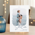 Cartes Pour Fêtes Annuelles Signature brossée | Hanoukka Photo<br><div class="desc">Un carte photo élégant et moderne pour vos salutations Hanoukka 2021, avec une seule photo verticale ou portrait dans un cadre unique peint brossé. "Shalom" apparaît sous le script écrit à la main, avec votre salutation de vacances personnalisée (avec "Happy Hanoukka") et le nom de famille sous. Ajoutez l'année sur...</div>