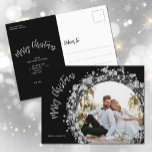 Cartes Pour Fêtes Annuelles Silver Stars Photo Joyeux Noël Noir<br><div class="desc">Des étoiles, des cercles et des points d'argent scintillants sur le noir entourent votre photo préférée avec vos noms et voeux de Noël joyeux en lettres chic et votre salutation personnelle au dos de ces cartes postales. *UTILISEZ UNE PHOTO HORIZONTALE pour obtenir des résultats optimaux ou recadrez votre photo à...</div>