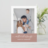 Cartes Pour Fêtes Annuelles Simple Elegant Blush Script Famille Photo Pâques (Debout devant)