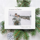 Cartes Pour Fêtes Annuelles Simple marié et joyeux marié(e)s Nouveau-marié(e)s<br><div class="desc">Noël moderne et simple | carte photo de vacances avec motif de branche de pin vert et blanc à l'arrière. Pour une personnalisation plus avancée de cette conception,  cliquez sur le BOUTON OUTIL DESIGN BLEU pour modifier la police,  la taille et la couleur.</div>