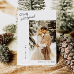 Cartes Pour Fêtes Annuelles Simple marié et joyeux marié photo<br><div class="desc">Célébrez votre amour de cette saison de vacances avec une carte simple mais élégante avec une photo préférée de vous en tant que jeunes mariés. Le design met en valeur votre image magnifiquement, complété par un message chaleureux "Marié et Joyeux" dans une typographie moderne et propre. La disposition minimaliste crée...</div>