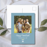 Cartes Pour Fêtes Annuelles Simple Menorah Modern Family Photo Hanoukka<br><div class="desc">Carte postale Hanoukka Family Photo Moderne, avec un menorah simple sur un arrière - plan vert turquoise tendance. Avec des lettres typographiques personnalisables en blanc, vous ajoutez vos propres informations. Vous ajoutez également votre propre photo pour rendre votre carte plus spéciale. Idéal pour envoyer de bons voeux à des amis...</div>
