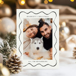 Cartes Pour Fêtes Annuelles Simple Noël noir et blanc Deux photos<br><div class="desc">Cette simple carte de Noël en noir et blanc présente une photo centrale ondulée élégante sur le devant,  et le dos classique est une photo complète. Cette carte minimaliste vous permettra d'avoir des amis et une famille prêts à célébrer cette joyeuse saison des fêtes !</div>