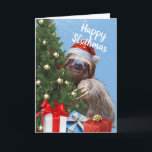 Cartes Pour Fêtes Annuelles Slothy Christmas Sloth à Santa Hat et Tree Card<br><div class="desc">Carte de voeux de Noël. Un paresseux mignon et adorable avec un chapeau de Père Noël regarde autour d'un arbre de Noël décoré. Joyeux texte Slothmas sur la couverture et un message de vacances détendu à l'intérieur. Enveloppé les cadeaux de Noël au bas de l'image. Copyright de l'art, image et...</div>