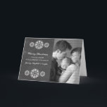 Cartes Pour Fêtes Annuelles Snowflakes Chalkboard Photo Grey Card<br><div class="desc">Carte de voeux de snowflakes Chalkboard moderne et tendance avec un look arrière - plan de tableau gris et d'élégants flocons de neige en blanc. Cette carte chic est parfaite pour envoyer des salutations de vacances. Customisez avec votre propre photo de famille et l'accueil personnalisé de votre choix. Cliquez sur...</div>