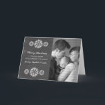 Cartes Pour Fêtes Annuelles Snowflakes Chalkboard Photo Grey Card<br><div class="desc">Carte de voeux de snowflakes Chalkboard moderne et tendance avec un look arrière - plan de tableau gris et d'élégants flocons de neige en blanc. Cette carte chic est parfaite pour envoyer des salutations de vacances. Customisez avec votre propre photo de famille et l'accueil personnalisé de votre choix. Cliquez sur...</div>