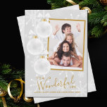 Cartes Pour Fêtes Annuelles Snowflakes Christmas Photo Holiday Card<br><div class="desc">Des ornements élégants de sapins blancs remplis de flocons de neige, sur un arrière - plan gris clair, ces cartes photo de Noël comportent "It's A Wonderful Life", ou toute salutation que vous choisissez, et vos noms sur le fond en lettres chic. MODIFIEZ le dicton, changez les polices et les...</div>