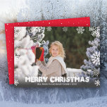 Cartes Pour Fêtes Annuelles Snowflakes Joyeux Noël Photo<br><div class="desc">Des flocons de neige blancs bordent votre photo préférée avec vos noms et salutations en lettres chic. *MODIFIEZ LA COULEUR au dos de la carte pour qu'elle corresponde à votre photo. Sélectionnez Matte pour le papier le plus lourd et High Definition pour une meilleure qualité de photo.</div>
