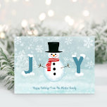 Cartes Pour Fêtes Annuelles Snowman gelé hiver Wonderland Joie Noël<br><div class="desc">Carte de Noël à thème hivernal Frosty the Snowman dans un paysage enneigé avec des arbres et des flocons de neige,  avec une typographie "JOY" saluant en lettres bleues (Le ventre de Frosty remplace le "O"). Oeuvre originale KL Stock.</div>
