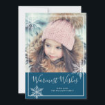 Cartes Pour Fêtes Annuelles Snowy Winter Wonderland Holiday Photo<br><div class="desc">Cette année, partagez avec vos amis et votre famille les plus chaleureux souhaits de votre famille avec une carte de vacances photo personnalisée dans un thème d'hiver festif. Ce design célèbre les chutes de neige avec des flocons de neige éparpillés sur le devant de la carte et un arrière -...</div>