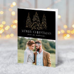 Cartes Pour Fêtes Annuelles Sparkling Winter Pine Black Merry Christmas<br><div class="desc">Carte de vacances moderne et élégante avec votre photo complétée par trois faux pins dorés enneigés avec un arrière - plan noir (ou la couleur de votre choix). "Joyeux Noël" est affiché dans une police serif blanche et moderne avec votre nom ou texte personnalisé ci-dessous. L'intérieur de la carte de...</div>