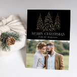 Cartes Pour Fêtes Annuelles Sparkling Winter Pine Black Merry Christmas<br><div class="desc">Carte de vacances moderne et élégante avec votre photo complétée par trois faux pins dorés enneigés avec un arrière - plan noir (ou la couleur de votre choix). "Joyeux Noël" est affiché dans une police serif blanche et moderne avec votre nom ou texte personnalisé ci-dessous. La carte de vacances photo...</div>