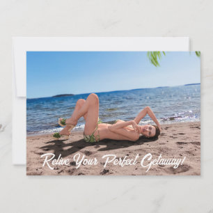 Cartes Pour Fêtes Annuelles Spring Break Girl Lying on Sandy Beach