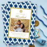Cartes Pour Fêtes Annuelles Star Classique De David Motif Frame Hanoukka Photo<br><div class="desc">Une étoile moderne bleu foncé de david motif géométrique encadre cette photo de carte de vacances Hanoukka contemporaine. Une simple étoile d'or du symbole david se trouve au-dessus des salutations festives en écriture classique dans une fine bordure d'or intérieure sur un arrière - plan blanc. L'arrière de la carte comporte...</div>
