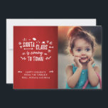 Cartes Pour Fêtes Annuelles Sweet Fun Père Noël arrive Script Photo<br><div class="desc">Le Père Noël arrive en ville ! Un accueil de vacances doux et capricieux est envoyé avec ce design moderne avec un script amusant et joli écrit à la main.</div>
