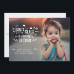 Cartes Pour Fêtes Annuelles Sweet Fun Père Noël arrive Script Photo<br><div class="desc">Le Père Noël arrive en ville ! Un accueil de vacances doux et capricieux est envoyé avec ce design moderne avec un script amusant et joli écrit à la main.</div>
