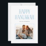 Cartes Pour Fêtes Annuelles T typographie simple de Joyeux Hanukkah<br><div class="desc">Une carte de vœux photo Hanukkah moderne avec un design simple. "Joyeux Hanukkah" est dans une police serif moderne et élégante. 

Téléchargez votre propre photo. Au dos de la carte,  vous pouvez entrer un message plus long.</div>