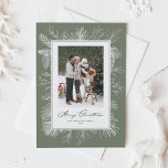 Cartes Pour Fêtes Annuelles Taupe Green Vintage Botanique de Noël Photo<br><div class="desc">Joyeux Noël! Cette carte postale de Noël d'inspiration vintage présente un cadre botanique blanc délicat dans l'art de la ligne dessinée à la main, donnant à votre accueil de vacances une touche intemporelle et élégante. Avec différentes couleurs arrière - plans disponibles, il est facile d'assortir votre photo de famille ou...</div>