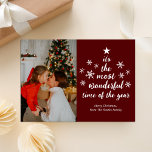 Cartes Pour Fêtes Annuelles Temps le plus merveilleux de l'année Rouge Script<br><div class="desc">Plus Merveilleux temps de l'année Carte de vacances photo Script rouge. Envoyez des voeux de vacances personnalisables et personnalisés à vos amis, collègues et famille dans des cartes de style simple, chic, élégant et moderne design photo festif, naturel minimaliste! Ci-dessous la calligraphie présente votre message de voeux personnalisé dans la...</div>