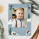 Cartes Pour Fêtes Annuelles Tremblement de neige<br><div class="desc">Une carte de vacances mignonne avec votre photo entourée d'illustrations d'une personne qui lance une boule de neige, un bonhomme de neige, des pins, un cerf, un traîneau avec des cadeaux et une personne qui fait un ange de neige. "Voeux les plus chauds" s'affiche dans un script blanc écrit à...</div>