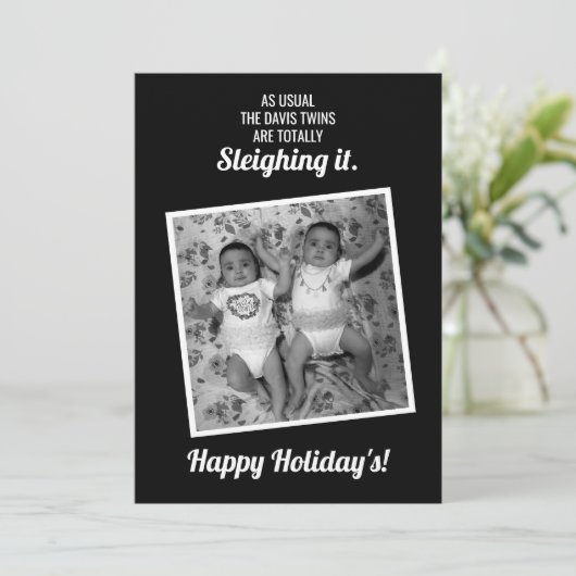 Cartes Pour Fêtes Annuelles Twins Sleighing It Holiday Card (Debout devant)