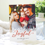 Cartes Pour Fêtes Annuelles Typographie joyeux Snowflakes Photo de Noël<br><div class="desc">Envoyez vos voeux de la saison avec cette "Joyeuse Typographie Snowflakes Overlay Christmas Photo Holiday Card". Pour plus de personnalisation,  cliquez sur le lien "customiser plus" et utilisez notre outil de conception pour modifier ce modèle.</div>