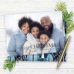 Cartes Pour Fêtes Annuelles Typographie moderne Noël hiver photo<br><div class="desc">Typographie moderne élégante Noël Cartes photos de vacances avec votre photo et notre joli accueil élégant. Le dos est orné d'un beau motif bleu d'hiver. D'autres styles sont disponibles dans la collection ! Veuillez nous contacter à cedarandstring@gmail.com si vous avez besoin d'aide pour la conception ou les produits correspondants.</div>