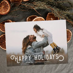 Cartes Pour Fêtes Annuelles Typographie vintage Oranges Joyeuses vacances Phot<br><div class="desc">Ce magnifique carte photo de vacances présente une typographie vintage de style "Happy Holidays". Le dos de la carte contient un design vintage d'oranges d'hiver et de fleurs. Une superposition de photo en dégradé foncé sur le devant de la carte permet au texte blanc de se démarquer de votre photo...</div>
