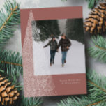 Cartes Pour Fêtes Annuelles Un arbre de Noël enneigé moderne une photo élégant<br><div class="desc">Avec un arbre moderne de fleurs blanches et un arrière - plan mauve doux, cette carte de vacances en une photo est la façon parfaite d'envoyer des voeux de vacances. Le message est personnalisable, et le design est moderne et chic. Idéal pour une carte de Noël familiale, pour les couples...</div>