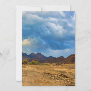 Cartes Pour Fêtes Annuelles Un paysage aride sous un ciel nuageux et spectacul