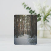 Cartes Pour Fêtes Annuelles Un sentier enneigé dans une forêt de pins hivernal (Debout devant)