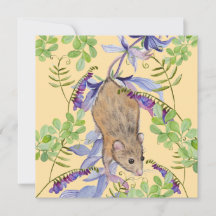 Une souris amusante dans un fourré de fleurs.