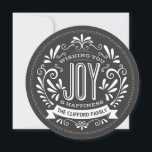 CARTES POUR FÊTES ANNUELLES VACANCES JOY CHALKBOARD ROND PHOTO SALUTAIRE<br><div class="desc">VOUS SOUHAITEZ JOUER : Bright et gai élégant style tableau noir rond ornement de Noël avec bannière rétro, typographie vintage noir et blanc, et tourbillons fantaisie. Personnalisez cette carte de voeux de vacances avec votre nom de famille. Ajoutez votre photo de famille de vacances préférée et customisez le texte. Contemporain,...</div>