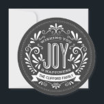 CARTES POUR FÊTES ANNUELLES VACANCES JOY CHALKBOARD ROND PHOTO SALUTAIRE<br><div class="desc">VOUS SOUHAITEZ JOUER : Bright et gai élégant style tableau noir rond ornement de Noël avec bannière rétro, typographie vintage noir et blanc, et tourbillons fantaisie. Personnalisez cette carte de voeux de vacances avec votre nom de famille. Ajoutez votre photo de famille de vacances préférée et customisez le texte. Contemporain,...</div>