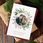 Cartes Pour Fêtes Annuelles Végétation botanique Photo Or de Noël<br><div class="desc">Cette photo Noël | Carte de vacances avec des eucalyptus à l'aquarelle peinte, des feuilles verts, des baies rouges, des branches de pin et un cadre en faux cercle doré avec du texte facultatif à l'arrière. Pour une personnalisation plus avancée de cette conception, cliquez sur le lien "customiser plus loin"....</div>