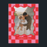 Cartes Pour Fêtes Annuelles Vérification de bord ondulé moderne photo minimale<br><div class="desc">Chiffre graphique minimaliste moderne motif rouge et rose ondulé photo de bord Noël carte postale vacances. Audacieux sur la conception des tendances. Une partie d'une collection de vacances.</div>