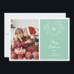 Cartes Pour Fêtes Annuelles Vert menthe moderne & blanc classe crête 2 photos<br><div class="desc">Étendez la joie de Noël avec cette carte de voeux de Noël élégante et moderne avec un design de guitare d'art blanc encadrant une crête classique facilement personnalisable avec vos initiales sur un arrière - plan vert menthe moderne. Ajoutez un de vos portraits de famille préférés à gauche de cette...</div>