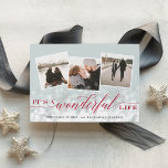 Cartes Pour Fêtes Annuelles Vie merveilleuse | Noël photo multiple<br><div class="desc">Elégant carte photo de vacances présente trois photos carrés dans un plan collage, avec un bokeh léger flare superposé pour un look festif et bubbly. "C'est une vie merveilleuse" est recouvert d'un script rouge de canneberge vibrant et de lettres bloc, avec votre(s) nom(s) et l'année en dessous. Les cartes renversent...</div>