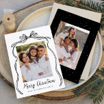 Cartes Pour Fêtes Annuelles Vintage Black Bow Joyeux Noël 2 Photo<br><div class="desc">Célébrez la saison des Fêtes avec cette carte de Noël pleine de charme avec la photo de votre famille encadrée par un arc noir festif et un ruban sur un arrière - plan blanc immaculé. "Joyeux Noël" est écrit élégamment dans un charmant script manuscrit noir, avec espace pour personnaliser votre...</div>