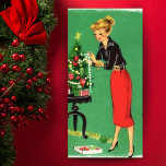 Cartes Pour Fêtes Annuelles Vintage Christmas Girl Décoration Arbre Personnali<br><div class="desc">Cette mignonne carte de Noël vintage du milieu du siècle présente une charmante dame décorant un petit arbre de Noël contre un arrière - plan vert rétro. Personnalisez en customisant le message au dos et/ou en ajoutant votre nom.</div>