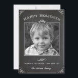 Cartes Pour Fêtes Annuelles Vintage Faux Chalkboard Happy Holidays Photo<br><div class="desc">Envoyez vos souhaits de vacances à vos amis et à votre famille avec cette carte de vacances personnalisable. Cette carte de vacances photo présente un faux motif de tableau noir. Personnalisez en ajoutant vos détails. Cette carte de vacances personnalisée est disponible en d'autres couleurs et en carton. Des éléments correspondants...</div>