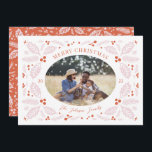 Cartes Pour Fêtes Annuelles Vintage Holly Berries Oval Photo | Rose rouge bril<br><div class="desc">Ce carte photo de vacances élégant et fantaisiste présente notre feuillage d'hiver dessiné à la main d'origine qui encadre votre photo avec un élégant type courbé. L'arrière comporte un motif assorti avec une photo et un endroit pour plus de texte.</div>