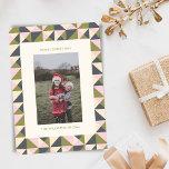 Cartes Pour Fêtes Annuelles Vintage Olive Vert rose Noël Photo géométrique<br><div class="desc">Célébrez la saison des Fêtes avec cette Vintage Carte de Vacances Photo Géométrique de Noël Olive Green et Rose. Avec une combinaison unique de motifs géométriques rétro et une palette de couleurs modernes, cette carte ajoute une touche chic et nostalgique à vos salutations de vacances. Personnalisez-le avec votre photo de...</div>